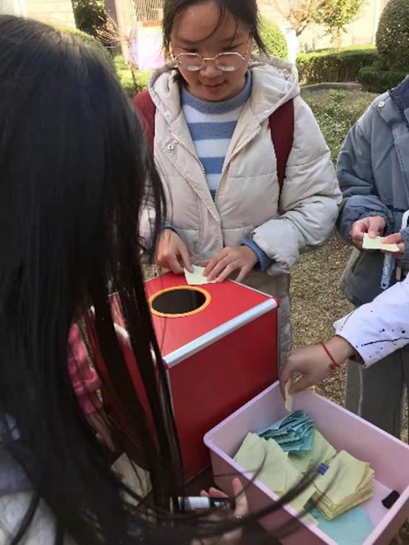 图片包含 人, 女人, 户外, 人们描述已自动生成